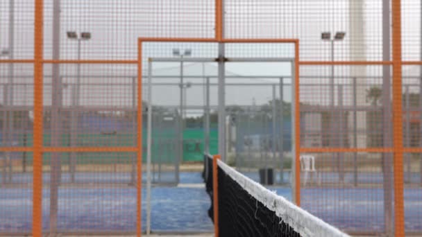 Erkek Padel Oyuncuları Açık Havada Mavi Bir Paddel Kortunda Padel — Stok video