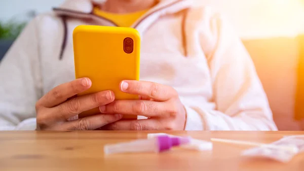 Homem Caucasiano Usando Telefone Inteligente Amarelo Depois Faz Dispositivo Teste — Fotografia de Stock