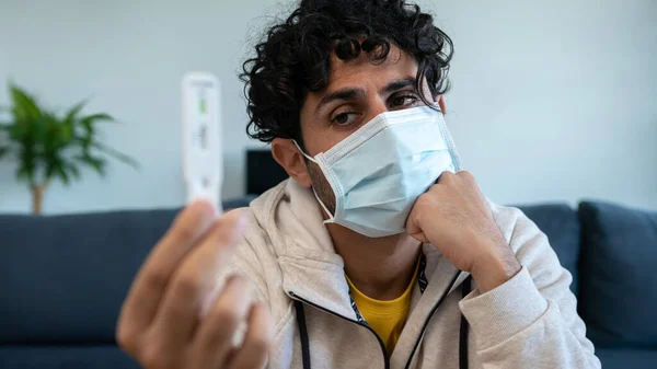 Cara Homem Adulto Infeliz Segurando Dispositivo Teste Positivo Para Covid19 — Fotografia de Stock