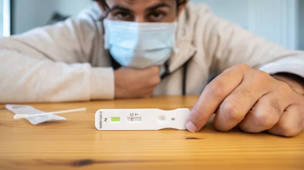 Kaukasisk Man Gör Ett Snabbtest För Covid19 Virus Med Negativt — Stockfoto