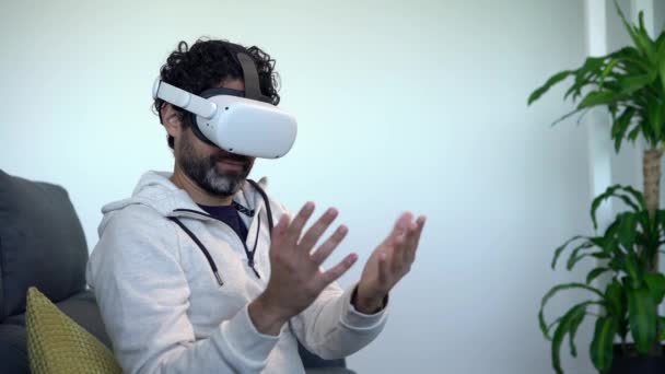 Espanha Fevereiro 2022 Homem Passando Tempo Casa Usando Óculos Headset — Vídeo de Stock