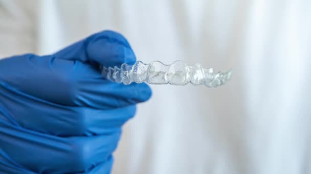 Erwachsener Mann Mit Handschuhen Hält Invisalign Transparente Zahnspangen Für Die — Stockvideo