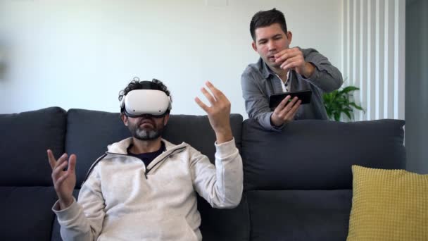 スペイン 2022 ルームメートはリビングルームでソファに座っていると見ています360仮想現実のビジョン Vrシミュレーション現実のコンセプトで楽しいサイバー体験を一緒に楽しむ — ストック動画