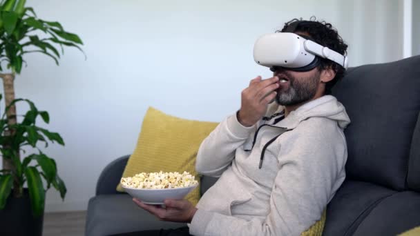 Brodaty Mężczyzna Siedzi Kanapie Salonie Ogląda 360 Wirtualnej Rzeczywistości Wizji — Wideo stockowe