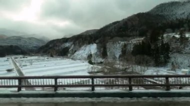 Nagano, Japonya-01 Şubat 2020: Nagano bölge güzergahında kış yolu taze karla kaplı. Kar fırtınasından sonra dağ ve evler. Japonya tarihi ve hedef Asya konsepti.