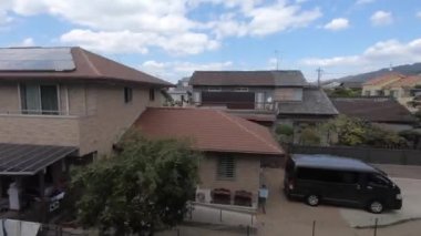 Osaka, Japonya-16 Nisan 2019: Mavi gökyüzü ile güzel bir günde, tren yolculuğunun penceresinden şehir manzarası. Ev yapımı Japon caddesi. Seyahat kavramı