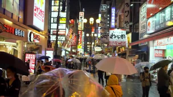 Osaka Japón Abril 2019 Personas Turísticas Caminando Bajo Lluvia Noche — Vídeos de Stock