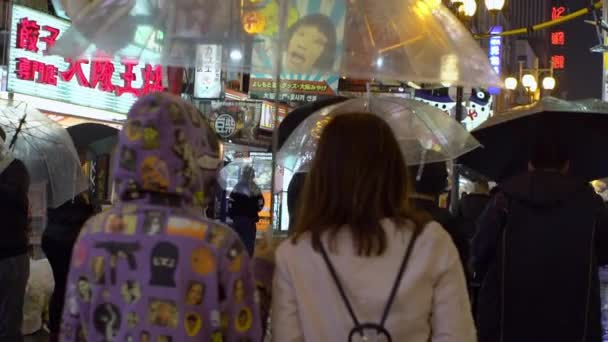 Osaka Japan April 2019 Slowmotion Tourist Walking Rain Night Shopping — Stock Video