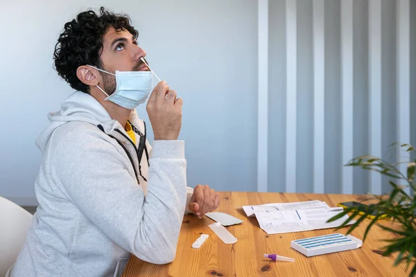 남자가 마스크를 키트를 코비튼 19를위해자 검사를 코로나 바이러스의 감염을 확인하기 — 스톡 사진