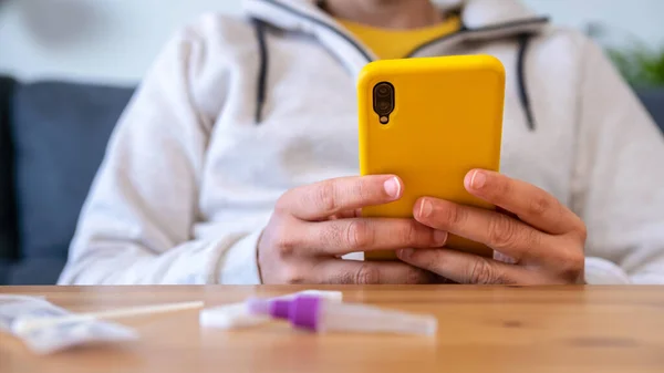 Homem Usando Seu Telefone Inteligente Depois Fazer Teste Diagnóstico Antígeno — Fotografia de Stock