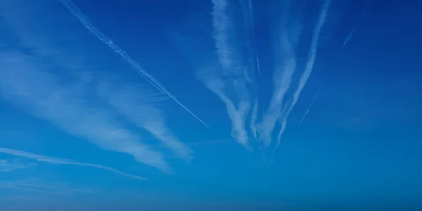Flugzeuge Kontrastieren Vor Blauem Himmel Mit Weißen Wolken Kondensstreifen Von — Stockfoto