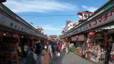 Tokyo, Japonya-03 Şubat 2020: Asakusa Sensoji Tapınağı 'ndaki ünlü tarihi Nakamise caddesinde turist alışverişi kalabalığı. Çoğu kiralık kimono giyecek ve yurt içi seyahatlerinde Japon kültürünün tadını çıkaracak.