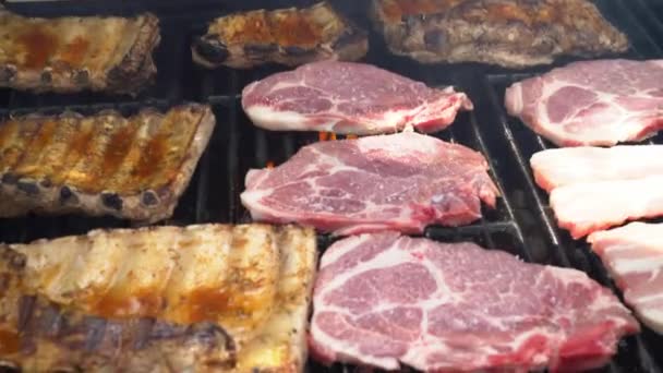 厨师把盐放在烤肉架上烹调美味的排骨猪肉 关闭美味的烤猪烧烤在花园的家在西班牙度假 — 图库视频影像