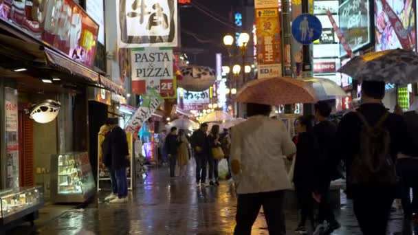 Osaka Japonia Kwiecień 2019 Spacer Turystyczny Pod Deszczem Nocy Zakupy — Wideo stockowe