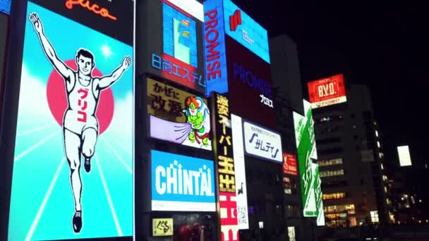 Osaka Japan April 2019 Άνθρωποι Επισκέπτονται Διάσημα Neons Glico Running — Αρχείο Βίντεο