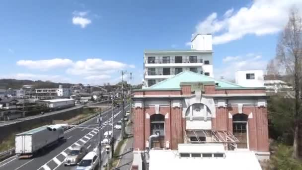 2019年4月16日大阪府大阪市 電車の窓からの都市景観は 青空が広がる美しい一日の間に市内を旅します 日本の家の建物と通り 旅行のコンセプト — ストック動画