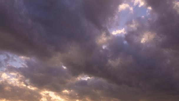 Темні Штормові Хмари Оранжевим Сонячним Світлим Небом Заході Сонця Скоро — стокове відео