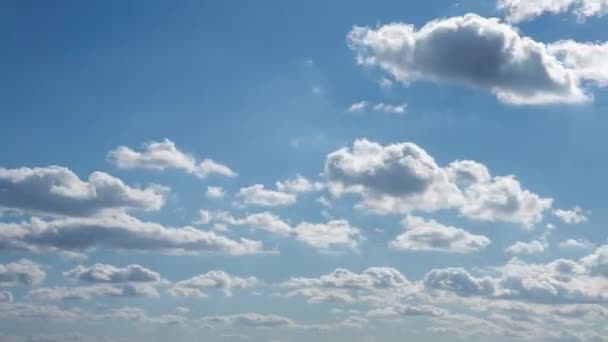 夏天阳光灿烂的日子里 蓝天积云的时间在流逝 美丽的云彩景观犹如大自然的背景全景 白云飘扬 天气晴朗 — 图库视频影像