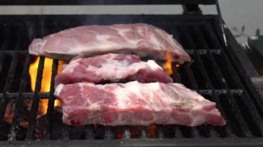 Izgarada domuz pirzolası pişirmek. İspanya 'da tatil tatillerinde mangalda pişirilmiş leziz domuz ızgarası. Çiğ et