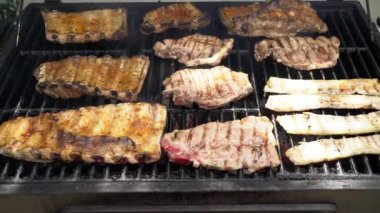 Şef ızgarada domuz pirzolası pişiriyor. İspanya 'da tatil tatillerinde mangalda pişirilmiş leziz domuz eti..