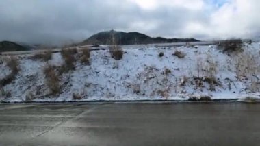 Nagano 'da kışın yol boyunca taze karla kaplıydı. Dağ üstüne kar fırtınası. Japonya Asya 'da tarihi eser ve hedef seyahat kavramı.