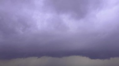 Kara fırtına bulutlarının zamanı gökyüzünü karartıyor. Yakında yağmur yağacak. Dramatik ışığı olan güzel bir cennet, bazen ağır bulutlar yüklü. Soyut doğa arkaplanı.