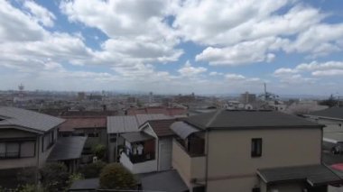 Osaka, Japonya-16 Nisan 2019: Mavi gökyüzü ile güzel bir günde, tren yolculuğunun penceresinden şehir manzarası. Ev yapımı Japon caddesi. Seyahat kavramı