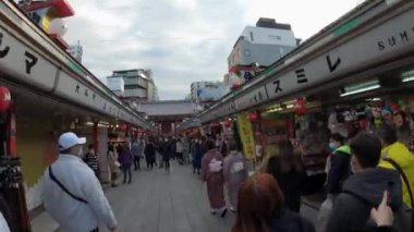 Tokyo, Japonya-03 Şubat 2020: Asakusa Sensoji Tapınağı 'nın ünlü Kaminarimon kapısında yürüyen turist kalabalığı. Çoğu kiralık kimono giyer ve yurt içi seyahatlerinde Japon kültüründen zevk alır.