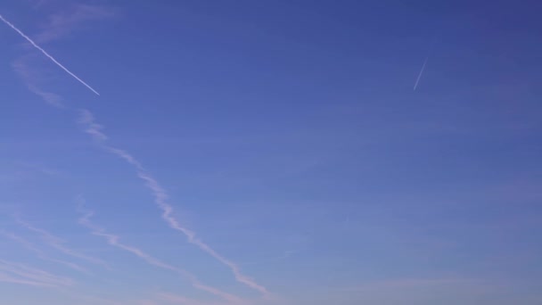 Letadlo Kontrastuje Modrou Oblohou Bílým Mrakem Kondenzační Stopa Tryskového Letadla — Stock video