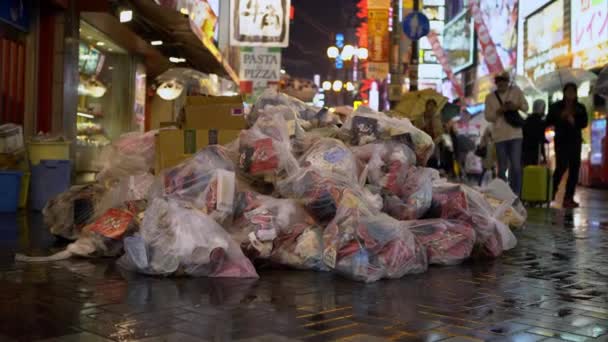 Osaka Japan Квітня 2019 Багато Сміття Приборкуванні Тротуару Рестораном Фоні — стокове відео