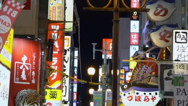 日本大阪 2019年4月14日 一群慢吞吞的游客带着霓虹灯在道顿堡夜市购物街食品 Dotombori著名旅游区旅游目的地 — 图库视频影像