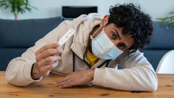 Blanke Man Maakt Een Snelle Home Test Apparaat Voor Covid19 — Stockfoto