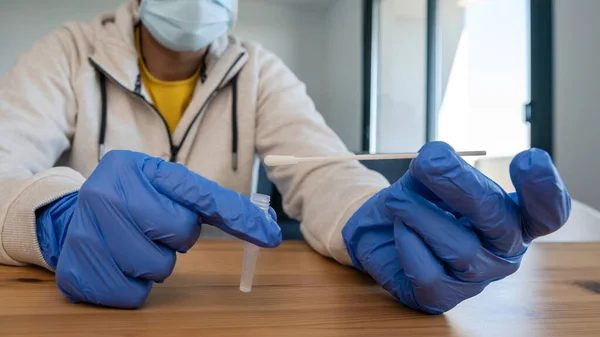 Homem Usando Máscara Luvas Látex Fazendo Testes Caseiros Auto Esfregando — Fotografia de Stock