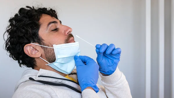 Homem Caucasiano Usando Máscara Luvas Látex Insere Cotonete Nariz Para — Fotografia de Stock