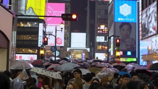 日本大阪 2019年4月14日 观光客在雨中漫步 在多通博里的夜市购物街上带着霓虹灯的食物 Dotombori区 — 图库视频影像