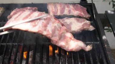 Şef ızgarada domuz pirzolası pişiriyor. İspanya 'da tatil tatillerinde mangalda pişirilmiş leziz domuz eti..