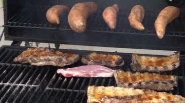 Şef ızgarada domuz pirzolası pişiriyor. İspanya 'da tatil tatillerinde mangalda pişirilmiş leziz domuz eti..