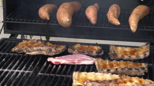 Cuoco Che Cucina Gustose Costole Maiale Una Griglia Barbecue Primo — Video Stock