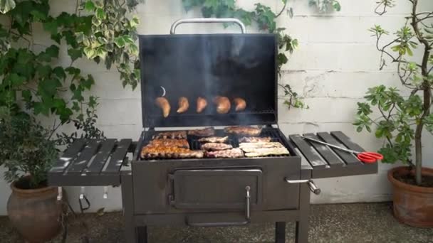 Cocinar Unas Deliciosas Costillas Cerdo Con Batatas Parrilla Barbacoa Cocine — Vídeos de Stock