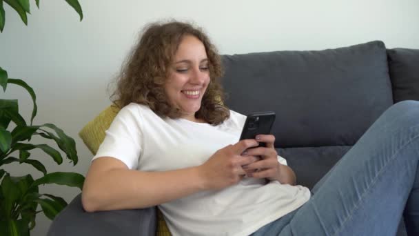 Kaukasische Millennial Frau Mit Smartphones Die Sich Wochenende Hause Auf — Stockvideo