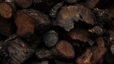 Yakacak odun depolama yeri yakın. Ahşap kütük dokusu stokları. Köyde odun kesiyordum. Odun yığını ve kırsal yaşam tarzı konsepti.