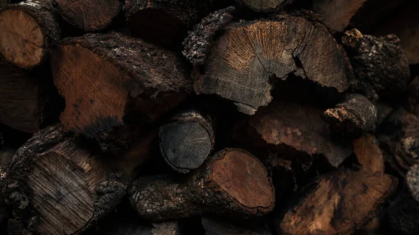 Yakacak odun depolama yeri yakın. Ahşap kütük dokusu stokları. Köyde odun kesiyordum. Odun yığını ve kırsal yaşam tarzı konsepti.
