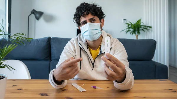 Ongelukkig Man Met Masker Wijzende Hand Naar Een Test Toonde — Stockfoto