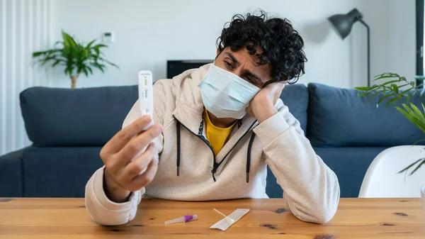 Ongelukkige Man Met Een Masker Met Een Test Toonde Een — Stockfoto