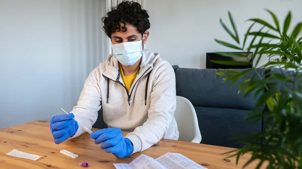 Uomo Caucasico Che Indossa Istruzioni Lettura Maschera Usato Campione Covid — Foto Stock