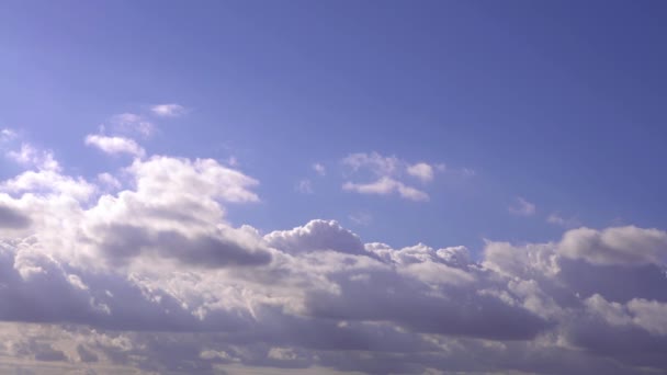 Cumuluswolken Mit Blauem Himmel Einem Sonnigen Sommertag Schöne Wolkenlandschaft Als — Stockvideo