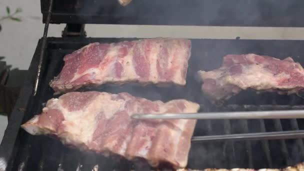 Cámara Lenta Del Chef Cocina Sabrosas Costillas Cerdo Una Parrilla — Vídeo de stock