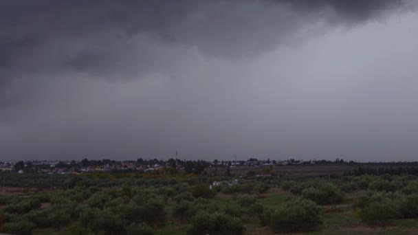 Timelapse des nuages de tempête sombres font le ciel en noir. La pluie arrive bientôt. Beau paradis avec une lumière dramatique, parfois de lourds nuages chargés de masse. Nature abstraite fond.