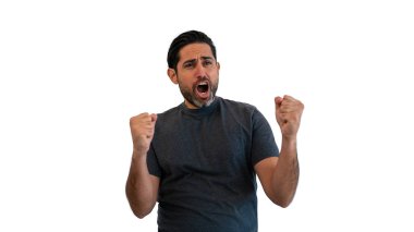 Beyaz arka plan stüdyosuna karşı büyük bir gülümsemeyle mutlu, şaşırmış ve gururlu hisseden beyaz bir adam. Başarı kavramını kutlayan kişi.