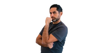 Düşünen yakışıklı adamın portresi, izole bir arka planda problem teşkil ediyor. Beyaz bir adam.